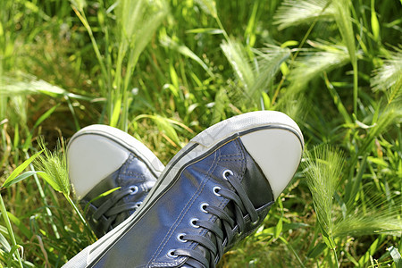 带休息草地的放松银色鞋 阳光 男人 旅行 环境 时尚图片