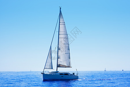 航行地中海海的蓝帆船 夏天 假期 乐趣 划船图片