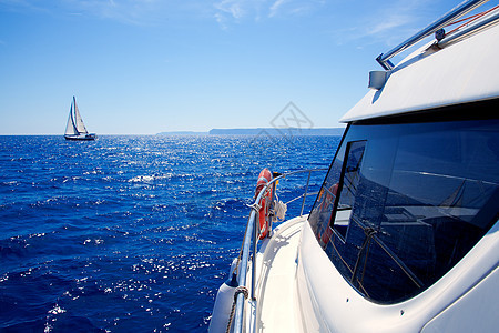 蓝色海洋的侧面有帆船图片