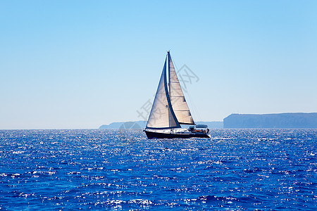 蓝色地中海帆船航行 自由 和平 水 海景 放松 水手图片