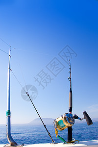 装有越野渔具的拖钓渔船 钓鱼 齿轮 水 卷轴 鱼图片