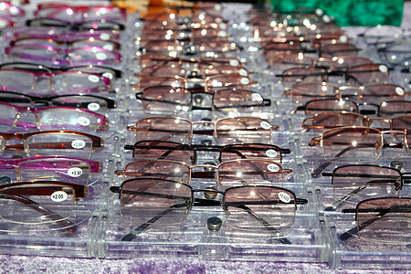 许多眼眼镜的行中关闭视图的杯子 光学的 光学 时尚图片