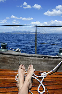人脚在金木木的旧帆船上放松 海上 运动 绳索 游艇图片