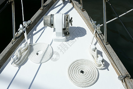 白色船帆 白弓上挂着木板和螺旋绳图片