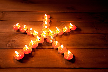 圣诞蜡烛 五角星在木上 烛光 老的 宁静 万圣节图片