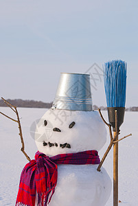 孤单的雪人 在雪地上 围巾 场地 寒冷的 假期 白色的图片