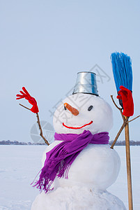 孤单的雪人 在雪地上 户外 白色的 十二月 季节 仙境图片