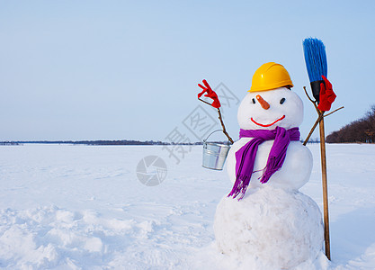 孤单的雪人 在雪地上 围巾 十二月 户外 手工制作的图片