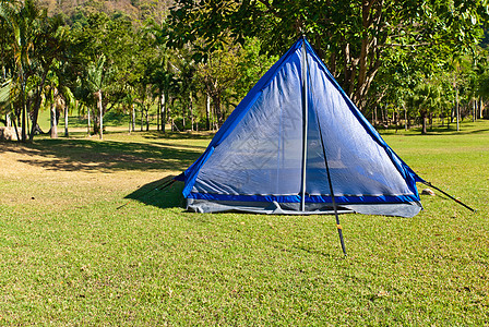 露营的户外帐篷 乐趣 派对 闲暇 远足 天气 夏天 蓝色的图片