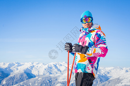 带滑雪鞋和穿滑雪衣的年轻人 老的 移动 爱好图片