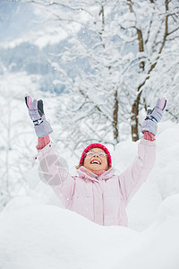 玩得开心的女孩 在下雪的冬日 青年 享受 微笑图片