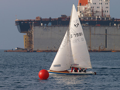 萨米岛 海浪 娱乐 海豹艇 日出海 锚定的 驳船 亚得里亚海 运动背景图片