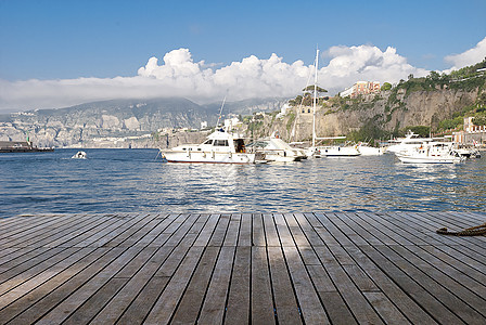 木制码头尾端的渔船 海景 游客 意大利语 岩石 坎帕尼亚 老的图片