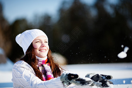 女孩玩雪 有趣的 头发 幸福 户外 圣诞节图片