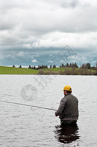 在苏格兰一个小湖里钓鳄鱼 运动 猎人 渔夫 夏天图片