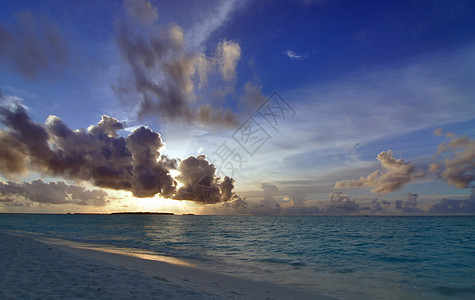 马尔代夫的日落 加勒比 环境 热带 多云的 射线 太阳 海景背景图片