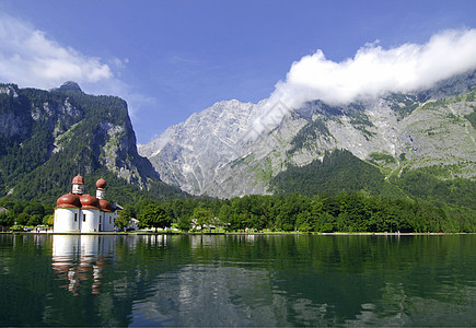 山区湖和教堂 森林 观光 阿尔卑斯山 旅游 国王湖图片