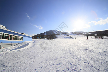 滑雪运行 阳光 寒冷的 岩手县 粉雪 蓝色的 天空 季节背景图片