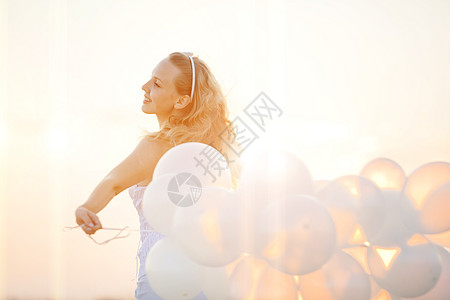 带气球的快乐女孩 健康 乐趣 幸福 派对 阳光图片