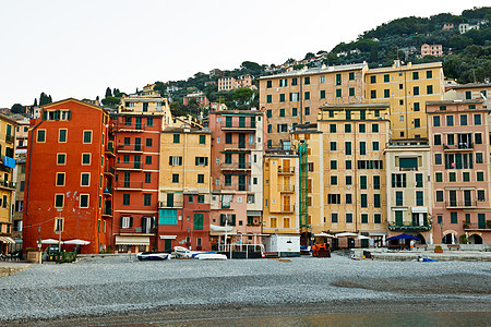 意大利卡莫格利海滩上多彩多彩的房屋法卡迪斯图片