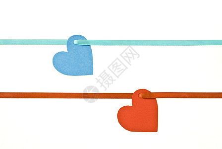 红色和蓝色礼品标签“心脏”和丝带 情人节 购物图片