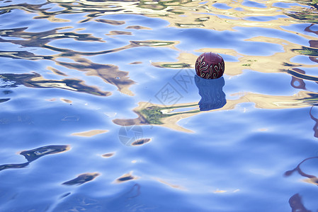 球在游泳池中漂浮 假期 阳光 旅行 乐趣 湿的图片