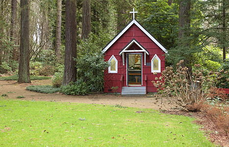 一个小红礼拜堂 在森林里 波特兰OR 灰蒙蒙背景图片