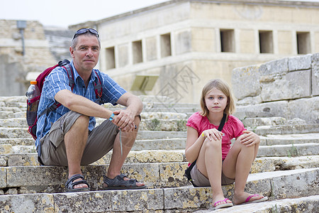 希腊克里特克诺索斯宫废墟中的旅游者图片