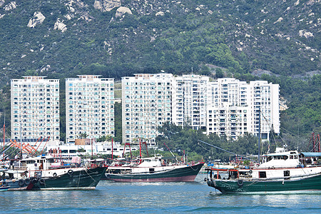 香港的渔船和公寓区块图片