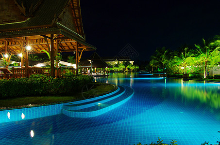 游泳池 云 绿色的 奢华 椰子 灯 黄昏 云景 自然背景图片
