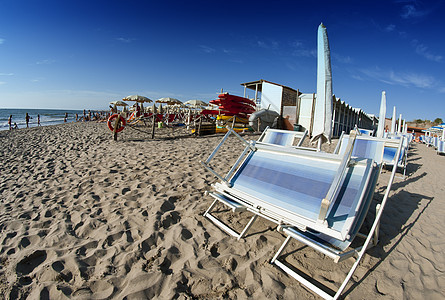 意大利比萨海滩详情 椅子 澡堂 树 蓝色的 夏天图片