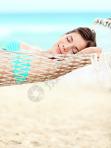 度假女人在沙滩上放松图片