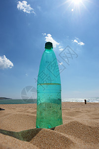 水瓶 晴天 自然 口渴 支撑 塑料 天空 水壶 海滩图片