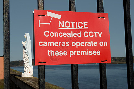 与处女玛丽在运行中的隐蔽的 Ccctv 相机信号图片