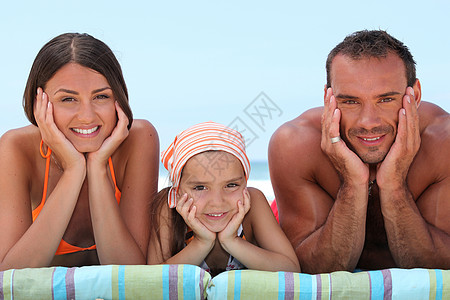 海滩上可爱的家庭的肖像图片