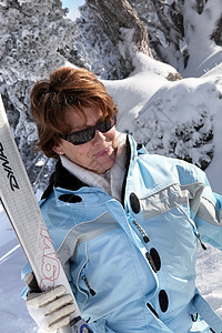 中年妇女滑雪图片