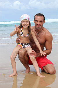 父亲和女儿在海边 乐趣 夏天 金发 家庭 泳装 爸爸图片
