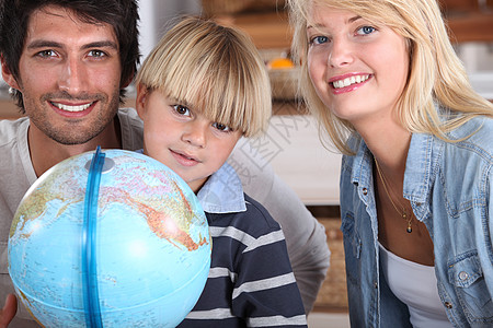 一个小男孩和他父母 在地球附近微笑图片