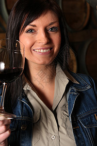 女人在地窖里喝葡萄酒图片