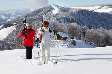 在雪中行走的老年夫妇图片