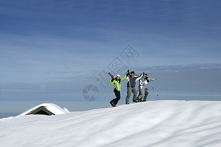 朋友在山上滑雪图片