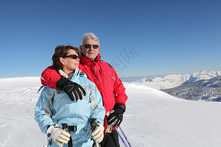 情侣在滑雪旅行图片