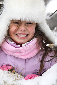 滑雪度假胜地快乐的小女孩图片