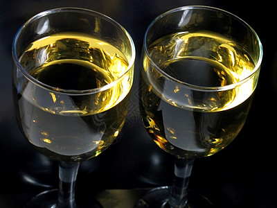 两杯红酒 香槟酒 饮料 庆典 圣诞节 眼镜 天 流动的 玻璃背景图片