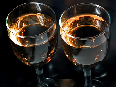 两杯红酒 白色的 高脚杯 浪漫 约会 假期 桌子 情人节图片