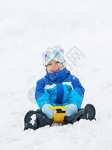 男孩在雪坡上兜风 快乐 假期 衣服 乐趣 兴奋 雪橇图片