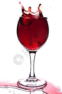 在隔绝的玻璃杯中喷洒红酒图片