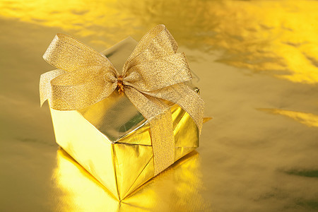 带弓的金色礼品盒 季节性的 爱 反射 情人节 假期 喜庆的图片