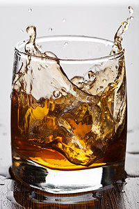威士忌 玻璃 爱尔兰的 波旁酒 酒 酗酒 黄色的 岩石 喝 琥珀色图片