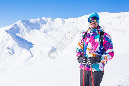 带滑雪鞋和穿滑雪衣的年轻人 老的 奥地利 运动员图片